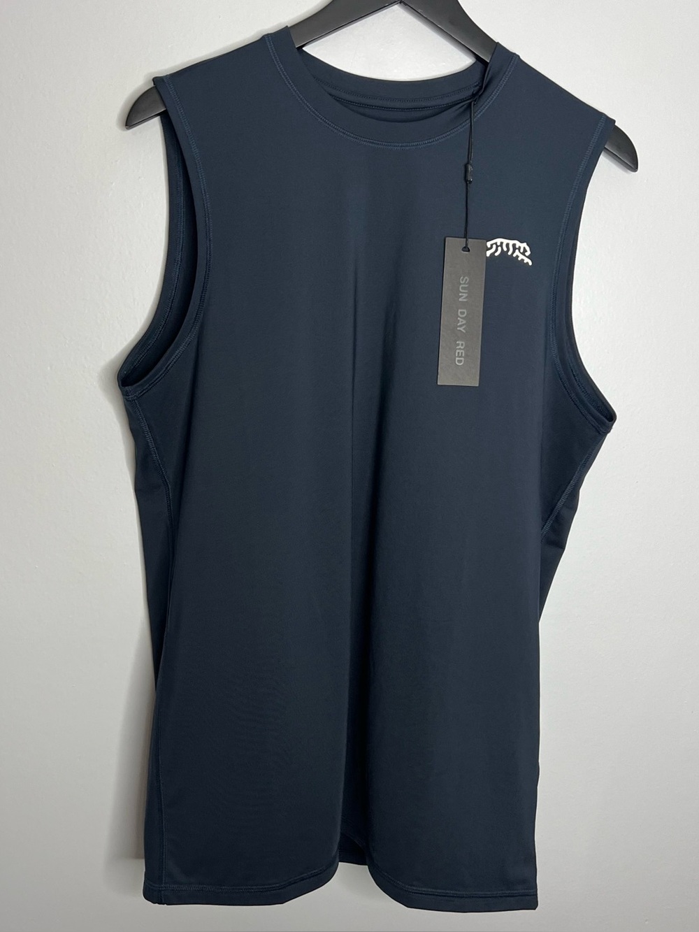 Sun Day Red Golf Performance Tech Muscle Tee Shirt Mens Medium Navy Blue NWT